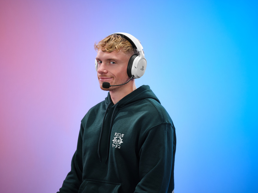 Headset Trust GXT 499W Forta Wireless Gaming Headset PS5 biela Hráč s bielym headsetom Trust GXT 499W Forta Wireless for PS5 a mikrofónom