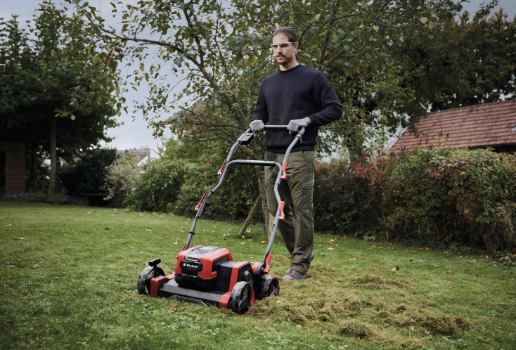 Muž prerezáva trávnik vertikutátorom Einhell Professional GP-SC 36/40 Li BL-Solo