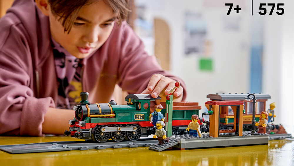 Stavebnica LEGO® City 60511 Vintage parní vlak Vintage parný vlak ponúka lokomotívu, vagón s uhlím, osobné auto, koľaje aj nástupište pre štyroch cestujúcich.