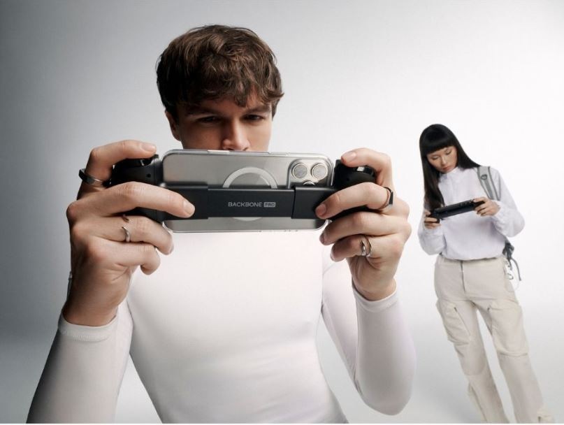 Gamepad Backbone Pro USB-C čierny Muž drží Gamepad Backbone Pre USB-C