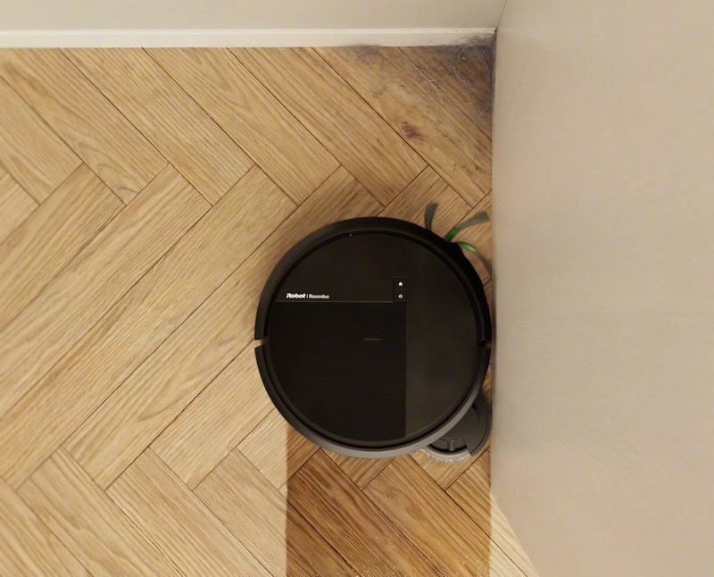 iRobot Roomba Plus 415 Combo dôkladne vysáva aj pozdĺž stien av rohoch miestnosti, kde sa tiež hromadí veľa prachu.