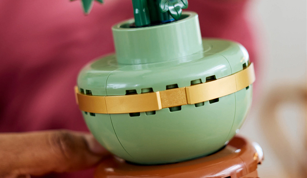 Stavebnica LEGO® Botanicals 10368 Chryzantéma Polohovateľné listy a okvetné lístky umožnia meniť aranžmán, ktorý dopĺňa zelený kvetináč.