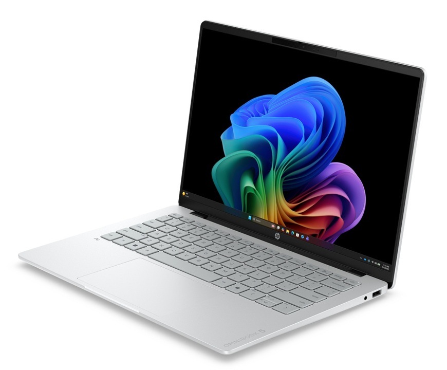 Notebook HP OmniBook 5 AI 14-hm0071ncx + Game Pass předplatné na 2 měsíce strieborný Notebook HP OmniBook 5 AI 14-HM0071 ncx z bočného pohľadu s klávesnicou a displejom.