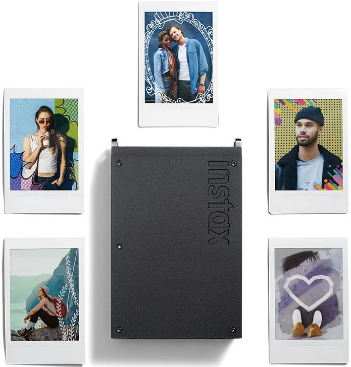 Fototlačiareň Instax mini Link Plus obklopená vytlačenými fotkami s hravými rámčekmi