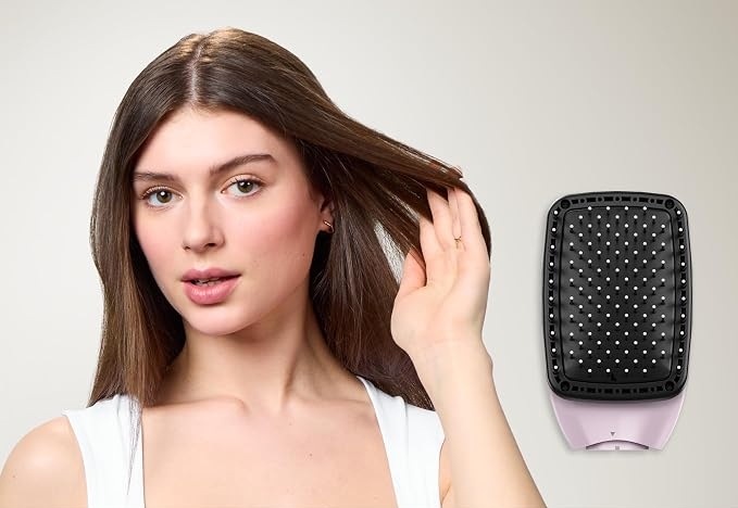 Styler Revlon One-Step RVDR5376E Pink Titanium 5v1 ružová Žena si prečesáva dlhé, rovné a lesklé vlasy, vedľa nej je zobrazená plochá kefa