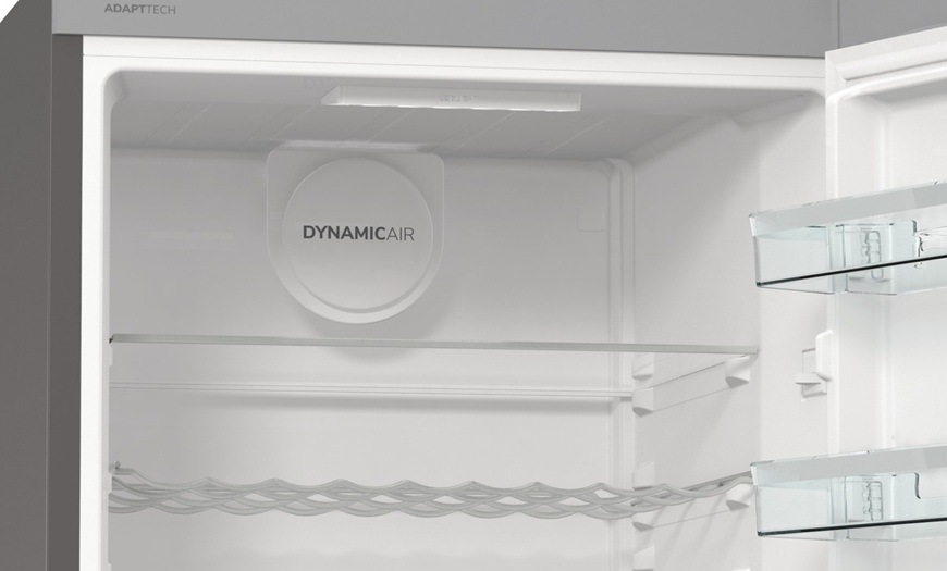Chladnička Gorenje Advanced R619EAXL6 nerez Detail sa sústredí na vrchnú časť chladničky Gorenje R619EAXL6. Vnútri sú vidieť police a chladiaci systém DynamicAir