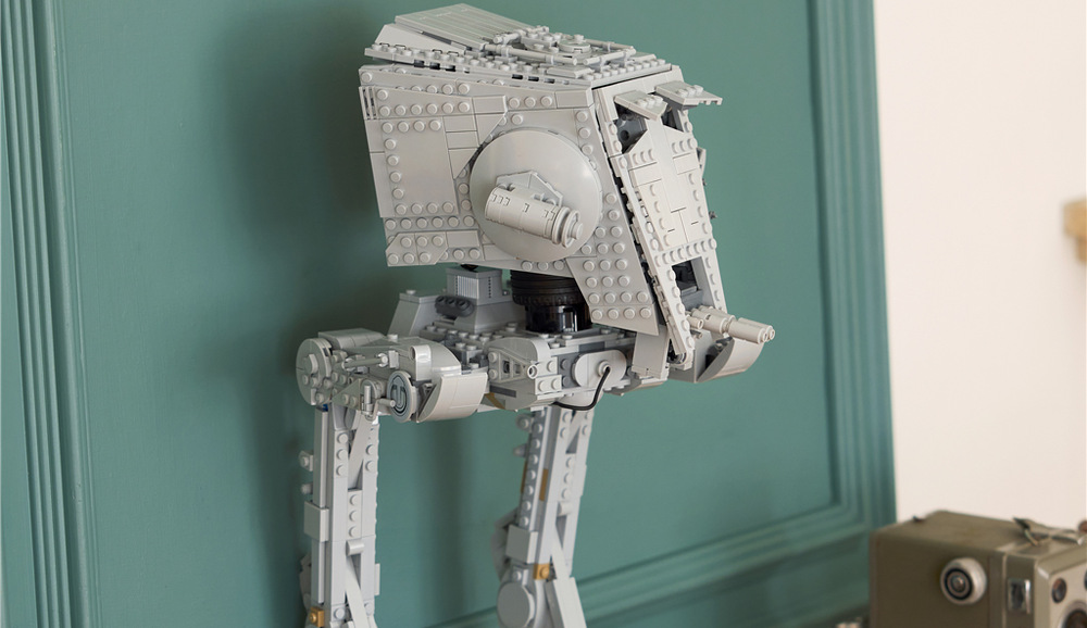 Stavebnica LEGO® Star Wars™ 75417 Chodec AT-ST™ Otočná hlava, otvárací poklop, detailný kokpit, okná strelcov a laserové delá umožnia model rôzne napolohovať.