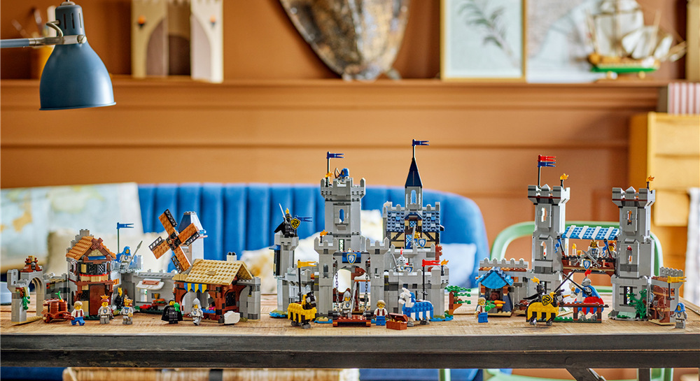 Stavebnica LEGO® Creator 3 v 1 31168 Stredoveký hrad a rytieri na koňoch Rozsiahly model rozvíja staviteľské zručnosti a vďaka aplikácii LEGO Builder umožňuje sledovať stavanie v 3D.