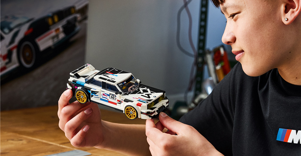 Model BMW M3 (E30) pripomína 40. výročie vozidla a jeho ikonický motoršportový vzhľad.