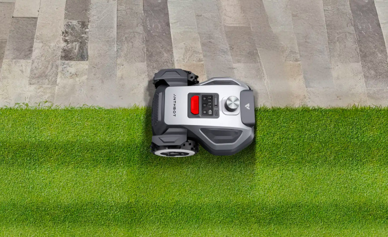 Robotická kosačka Anthbot M5 LiDAR pri presnom kosení pozdĺž obrubníka