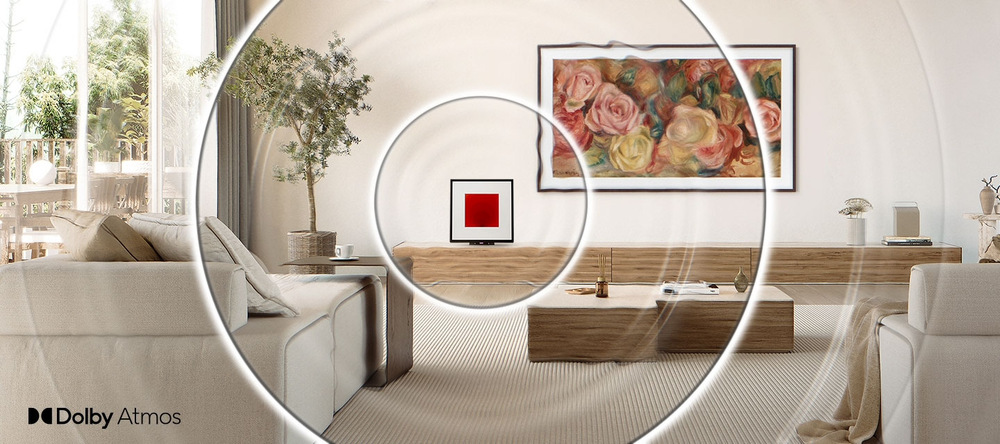 Reproduktory Samsung HW-LS60D, Music Frame (2 ks) čierne Samsung HW-LS60D, Music Frame stojí na stolíku v obývacej izbe, okolo reproduktora sa šíria krúžky rozmazávajúce obraz, ktoré znázorňujú priestorový zvuk, na stene na pozadí visí Samsung The Frame