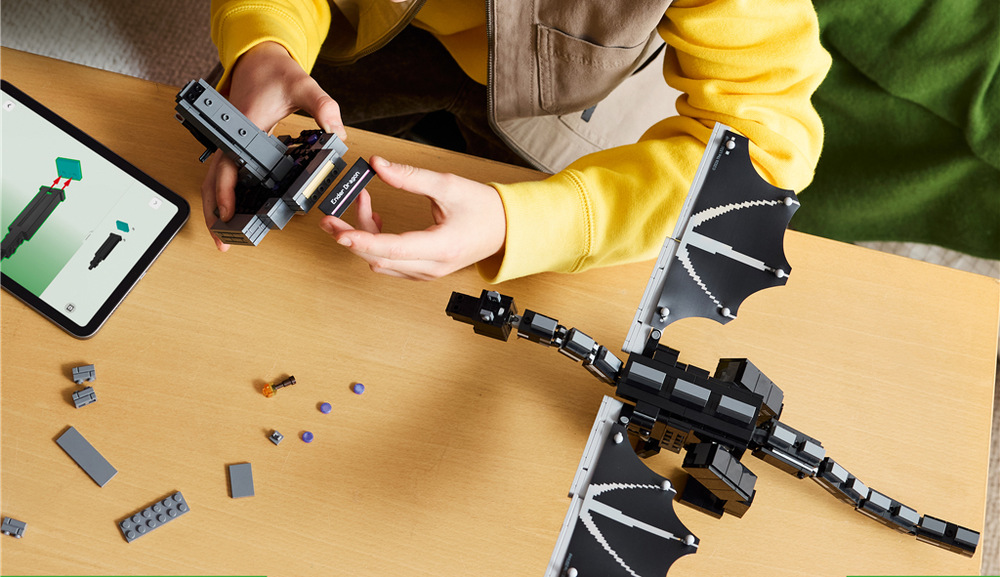 Stavebnica LEGO® Minecraft® 21595 Drak z Enderu Pôsobivý model z 710 dielikov meria až 39 cm a vďaka aplikácii LEGO Builder ponúkne interaktívne stavanie.