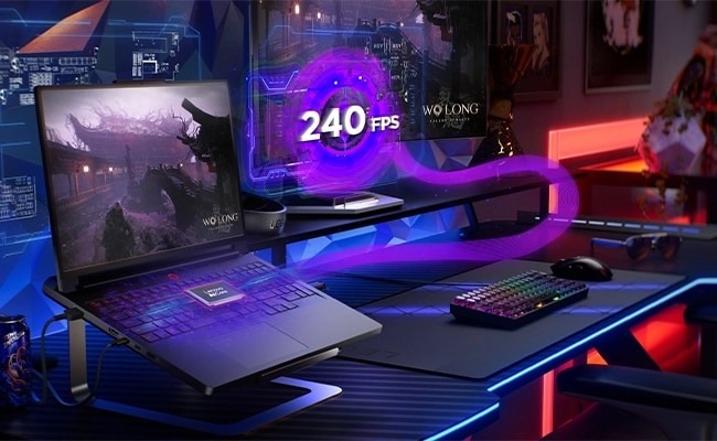 Notebook Lenovo Legion Pro 7 16IAX10H + Game Pass predplatné na 3 mesiace čierny Futuristické herné zariadenie s notebookom a dvoma monitormi, na ktorých je záber z hry Wo Long Fallen Dynasty. Na obrazovke je vidieť text v znení 240 FPS a scénu podčiarkujú neónové svetlá.