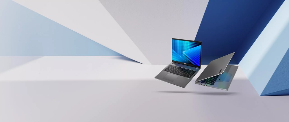 Notebook Acer TravelMate P2 (TMP216-71-G3-TCO-53AR) sivý Dva elegantné notebooky sa vznášajú v modernom geometrickom prostredí v chladných modrých a bielych tónoch, ktoré vyjadrujú inovatívnosť a sofistikovanosť.