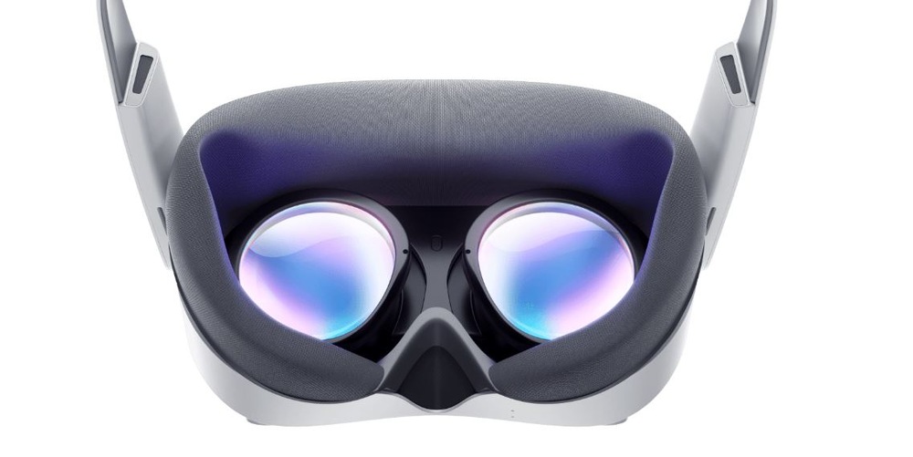 Okuliare pre virtuálnu realitu PICO 4 Ultra biele Detailný záber VR headsetu smerujúceho dopredu, s veľkými reflexnými šošovkami a mäkkým polstrovaným povrchom, ktoré sprostredkovávajú moderné technológie a pohlcujúce zážitok.