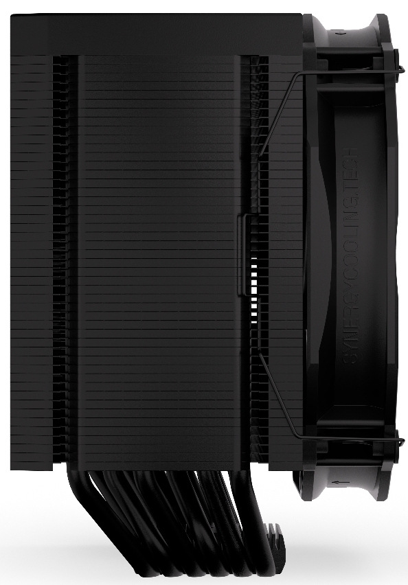 Na obrázku je chladič CPU ENDORFY Fortis 5 Black z bočného pohľadu. Vľavo vidíte dva vysoké bloky hustých čiernych kovových rebier (dvojitá „veža“). Vpravo je pripevnený čierny ventilátor, držaný drôtenými sponami, ktorý fúka vzduch cez rebrá. Dole je vidieť zväzok šiestich zahnutých čiernych trubičiek (heatpipe), ktoré odvádzajú teplo od procesora do rebier.