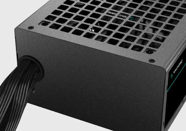 Zdroj DeepCool PF450 450W čierny DeepCool PF450 450W uľahčuje integráciu do zostavy vďaka plochým čiernym káblom