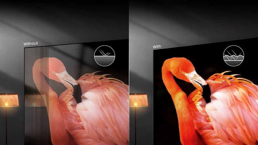 Televízor Hisense 55UR8S Televízia Hisense 55UR8S s plameniakom na obrazovke, rozdiel medzi obrazom s technológiou proti odleskom a obyčajným obrazom