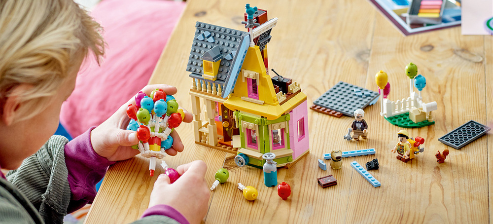 Stavebnica LEGO® │ Disney a Pixar 43217 Domček z filmu Hore Carl, Russell a Dug otvárajú priestor pre vlastné výpravy, priateľstvá aj veselé filmové príbehy.