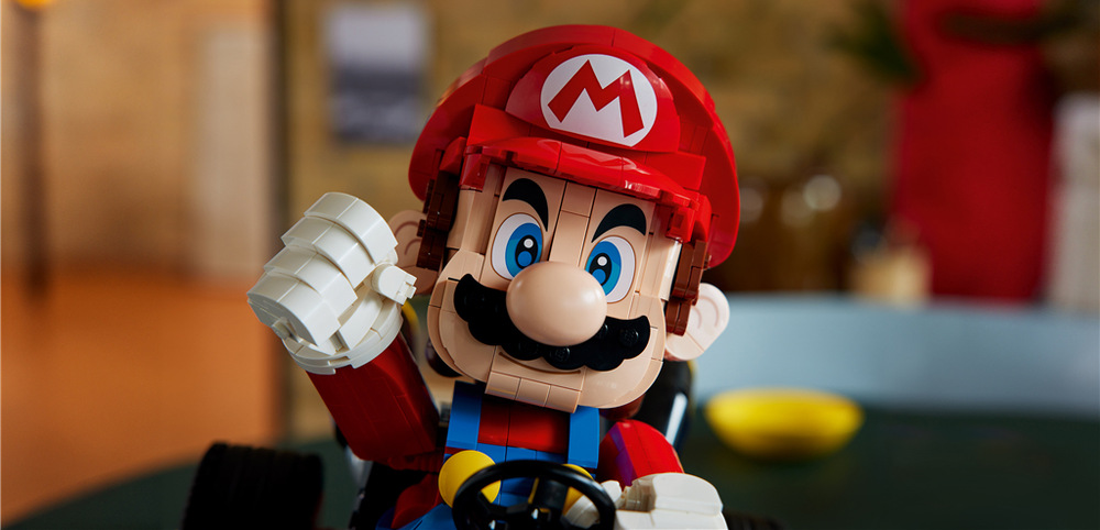 Stavebnica LEGO® Super Mario™ 72037 Mario Kart™: Mario a Standard Kart Zostavenie 1 972 dielikov ponúka dospelým fanúšikom Mario Kart náročnejší projekt s digitálnym návodom v 3D.