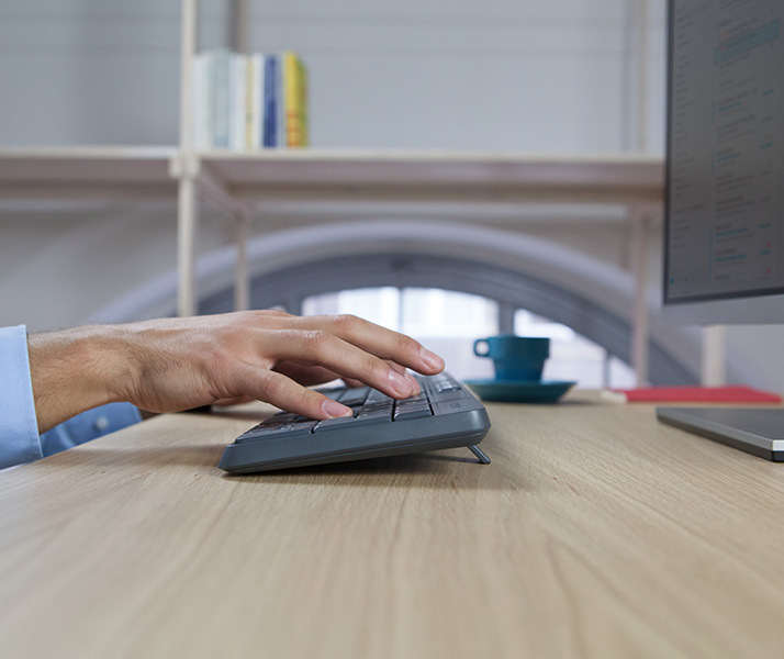 Klávesnica s myšou Logitech Wireless Combo MK235, CZ sivá