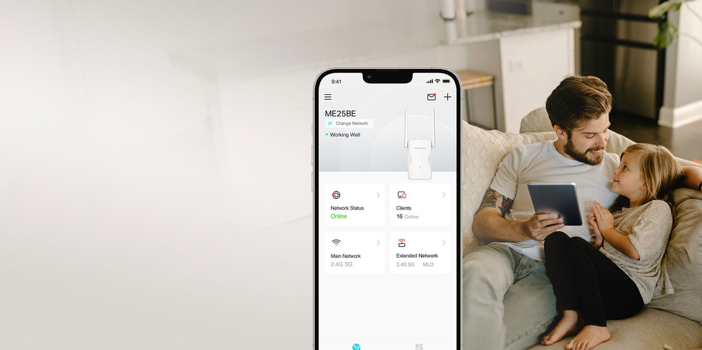 Wi-Fi extender Mercusys ME25BE biely Otec a dcéra sedia na gauči, usmievajú sa a používajú tabliet. V popredí je smartfón, na ktorom je zobrazené rozhranie aplikácie pre monitorovanie siete.