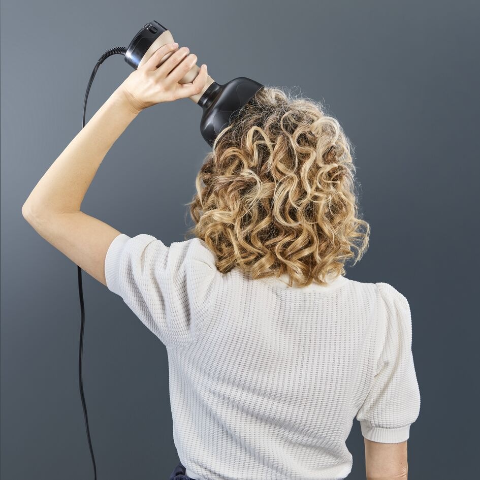 Difuzér Rowenta CV7D30E0 Curl Harmony zlatý Blond žena fénujúca si kučeravé vlasy difuzérom Rowenta CV7D30E0 Curl Harmony