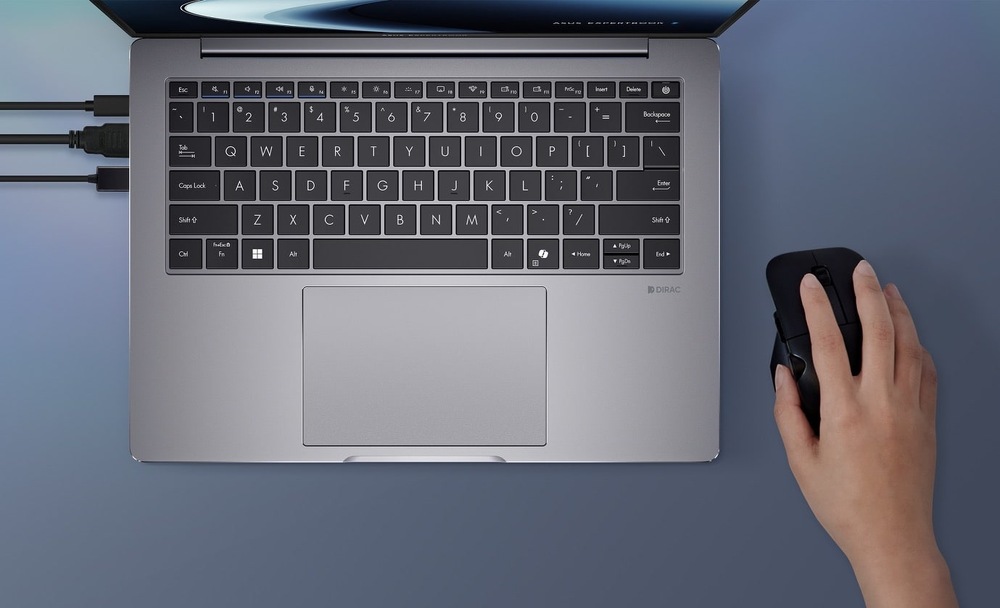Ruka s myšou vedľa notebooku Asus ExpertBook P3 G2