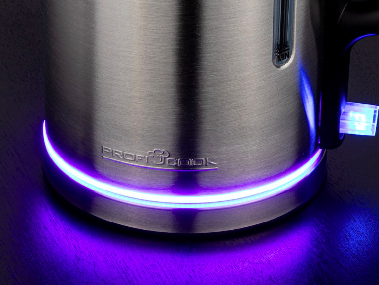 Rýchlovarná kanvica Profi Cook WKS 1321 nerez Detail modrofialového LED podsvietenia pri prevádzke kanvice ProfiCook WKS 1321″ width=