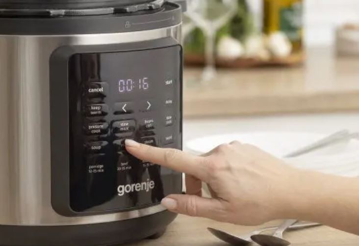 Multifunkčný hrniec Gorenje GMC6SBK strieborný ruka nastavuje pokrm na displeji hrnca Gorenje GMC6SBK