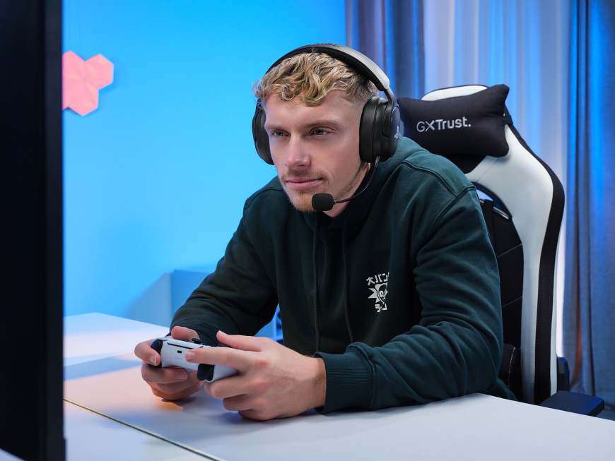 Hráč používajúci headset Trust GXT 499 Forta Wireless pri hraní na PS5