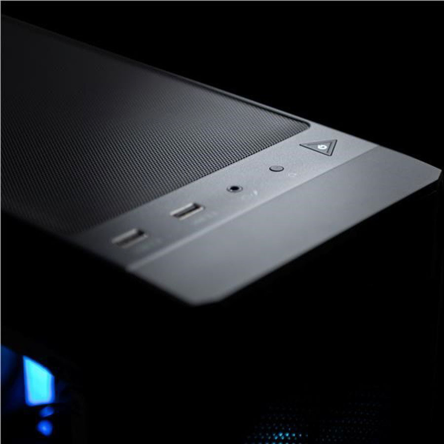 Detailný záber na elegantný horný panel počítačovej skrine za slabého osvetlenia s USB portami, konektorom pre slúchadlá a tlačidlom napájania s jemným modrým LED podsvietením.