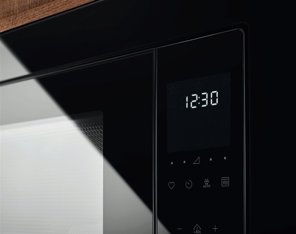 Detail na ovládací panel a displej mikrovlnnej rúry Electrolux.