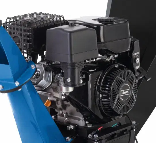 Detail benzínového motora Scheppach drvičky PGS420 s ventilátorom a štartovacím lanom.