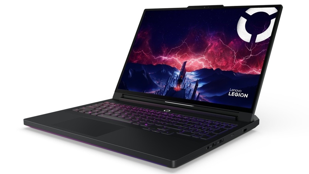 Otvorený a zapnutý notebook Lenovo Legion Pro 7 16AFR10H otočený doľava