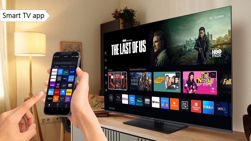 Televízia JVC na televíznom stolíku v obývacej izbe, ktorá je ovládaná pomocou mobilného telefónu