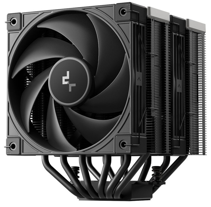 Na obrázku je chladič CPU DeepCool AK620 G2 - veľký vežový vzduchový chladič pre procesor. Vpredu má veľký čierny ventilátor s viacerými lopatkami, ktorý fúka vzduch cez chladič. Za ventilátorom sú dva bloky hustých kovových rebier (dvojitá „veža“) a dole je vidieť šesť zahnutých trubičiek (heatpipe), ktoré odvádzajú teplo z procesora do rebier. Hore je kryt s digitálnym displejom pre zobrazenie údajov o teplote alebo výkone.