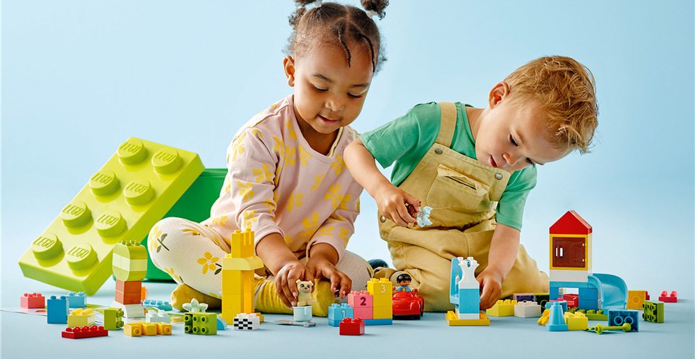 Stavebnica LEGO® DUPLO® 10914 Velký box s kostkami Spájanie a rozoberanie kociek pomáha deťom precvičovať jemnú motoriku, čísla, farby aj tvary zábavnou formou.