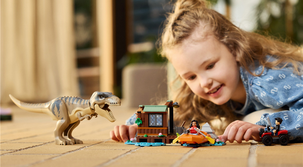 Stavebnica LEGO® Jurassic World 76975 T-rex a útek po rieke 199 kociek LEGO ponúka deťom od piatich rokov zábavnú staviteľskú výzvu, s ktorou pomôže aplikácia LEGO Builder.