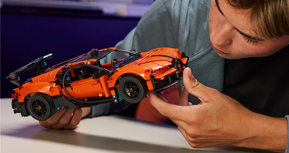 Stavebnica LEGO® Technic 42222 Hyperauto Bugatti Chiron Pur Sport Funkčné riadenie, otváracie dvere a kapota s realistickým motorom W16 približujú deťom svet športových vozidiel.