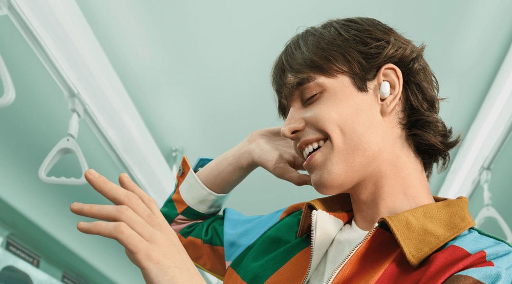 Slúchadlá Xiaomi Redmi Buds 6 Play biela Muž počúva hudbu cez slúchadlá Xiaomi Redmi Buds 6 Play