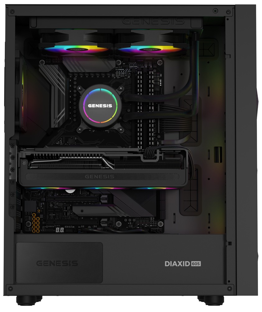 Vodný chladič Genesis HYDRIA 240 ARGB čierny Na obrázku je vnútro čiernej počítačovej skrine s nainštalovaným vodným chladičom Genesis. Hore sú dva RGB ventilátory radiátora, uprostred na procesore okrúhla pumpa s logom Genesis a farebným svetelným kruhom. Pod ňou je veľká grafická karta a po celej skrini je vidieť starostlivo vedená kabeláž. Celok pôsobí čisto, moderne a herne.