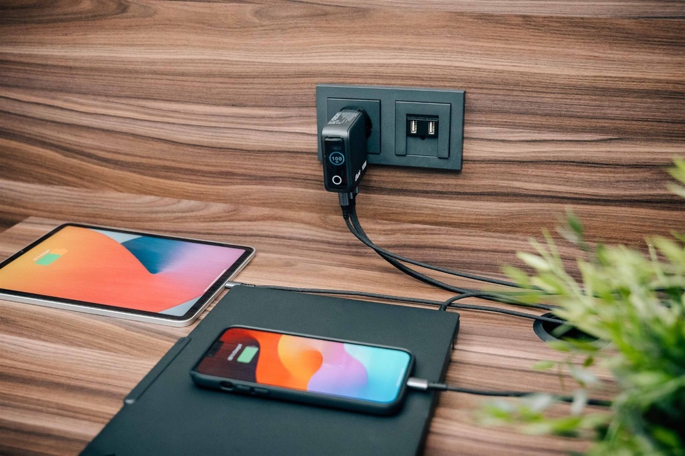 Cestovná nabíjačka Verbatim Mini GaN LCD, 2× USB-C PD 100 W, 1× USB-A QC 3.0 zapojená v zásuvke