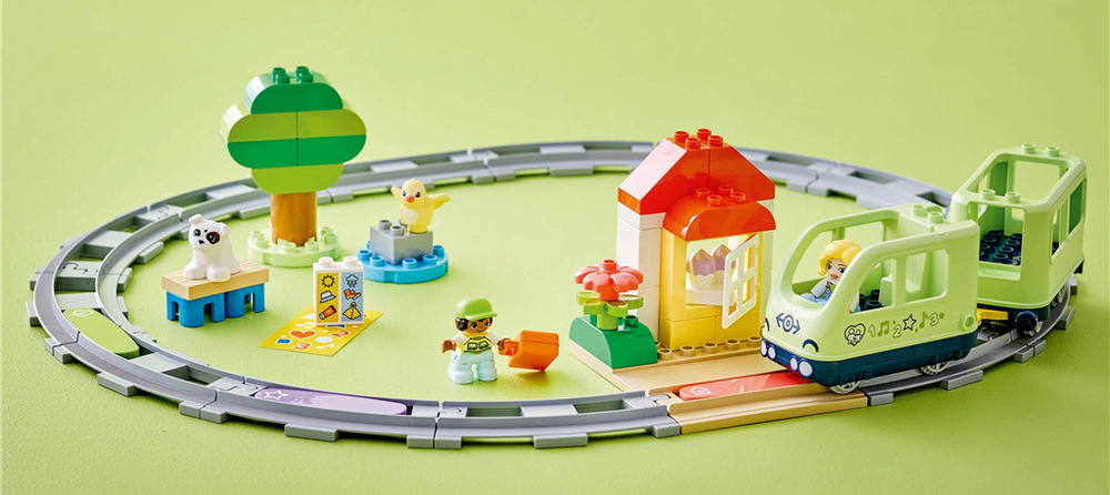 Stavebnica LEGO® DUPLO® 10427 Interaktívny dobrodružný vláčik Štyria cestujúci a variabilná trať dávajú deťom priestor tvoriť vlastné príbehy a rozvíjať dôležité zručnosti.