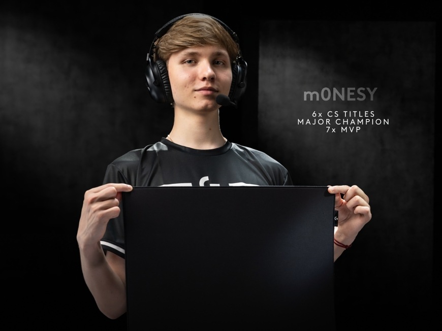 Profesionálny hráč držiaci podložku Logitech PRO X Control pred sebou