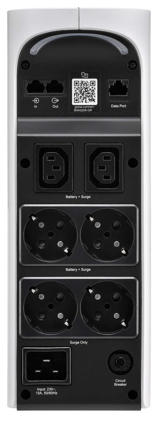 Na obrázku je zadný panel záložného zdroja APC Pro 2200VA for Gaming. Hore sú sieťové konektory pre dátovú linku – dva porty In/Out vedľa seba – a vedľa nich ďalší dátový port, uprostred je QR kód. Pod nimi sú dve obdĺžnikové zásuvky typu IEC a nižšie štyri klasické okrúhle zásuvky Schuko v dvoch radoch; časť je označená Battery + Surge (napájanie z batérie aj prepäťová ochrana) a časť Surge Only (len prepäťová ochrana). Úplne dole je vstup pre napájací kábel a vedľa neho istič (Circuit Breaker).