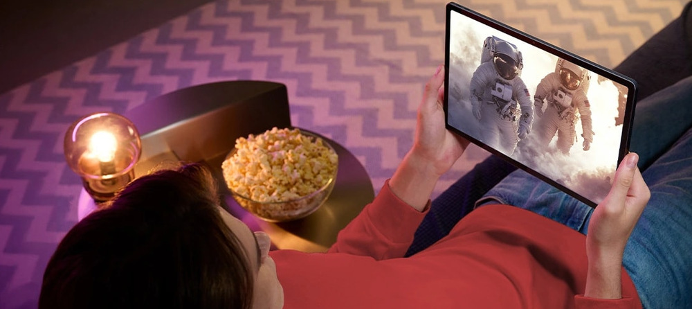 Tablet Lenovo Idea Tab Pro Gen 2 8 GB / 256 GB + dotykové pero sivý Muž leží a sleduje film na tablete Lenovo Idea Tab Pro Gen 2″ width=