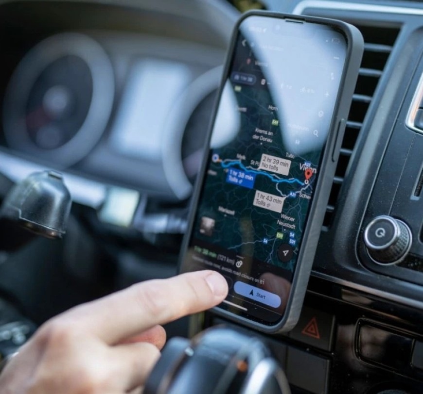 Kryt na mobil SP Connect SPC+ Samsung Galaxy S26 čierny Kryt na mobil SP Connect SPC+ Samsung Galaxy S26 inštalovaný v interiéri automobilu