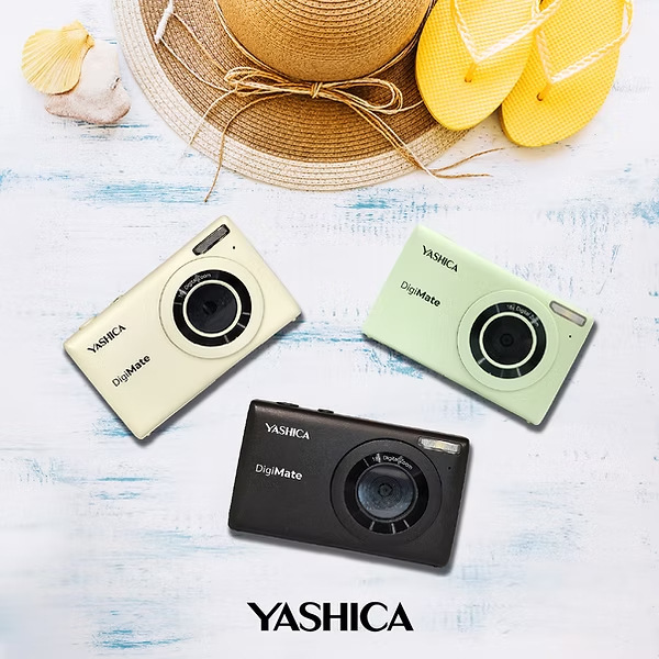 Digitálny fotoaparát Yashica DigiMate zelený Kompaktné fotoaparáty YASHICA DigiMate v rôznych farebných variantoch vedľa letných doplnkov