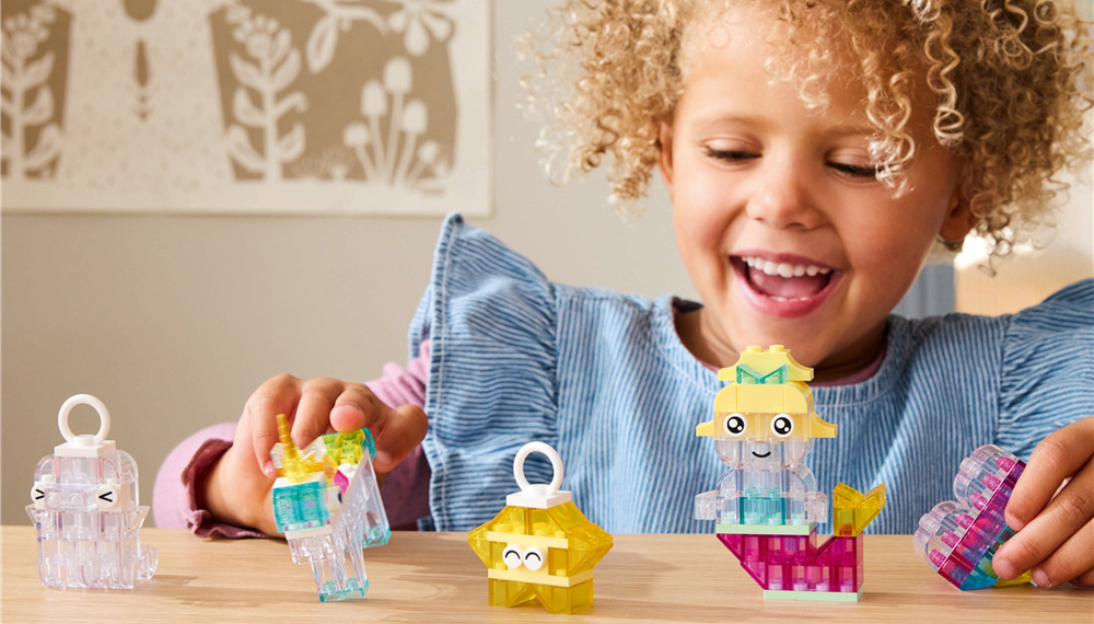 Stavebnica LEGO® Classic 11040 Kúzelná priehľadná krabička Priesvitné kocky a rozmanité modely dávajú deťom priestor začať jednoducho a postupne skúšať zložitejšie stavby.